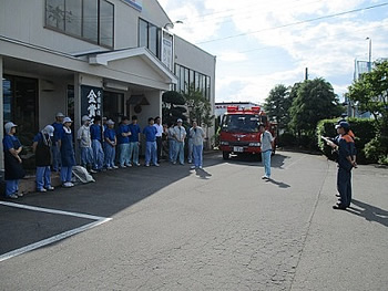 危機管理の一環として消防署の方々のご協力を得て防火訓練を実施しました。